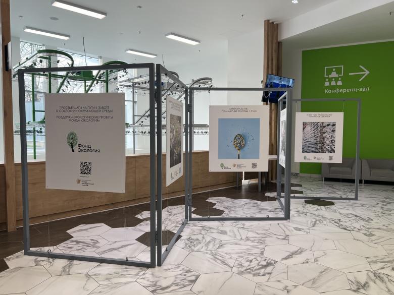 Студентам-экологам и всем, кто заботится о будущем планеты: выставка о микропластике открылась в РЭУ им. Г. В. Плеханова!