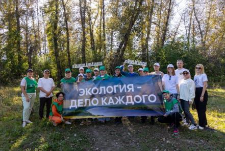 Скамейки и урны из вторсырья появились на берегу реки в Абакане